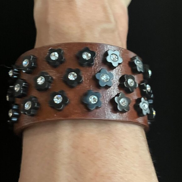 Leather with Enamel Black Daisy Flowers and Rhinestones Adjustable Bracelet - Picture 3 of 11